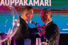 Kauppakamarin ansioristi luovutettiin Osuuskauppa Hämeenmaan toimitusjohtaja Olli Vormistolle Hämeen kauppakamarin 85-vuotisjuhlagaalassa perjantaina 21.11.