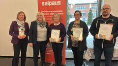 Hämeen kauppakamarin toimitusjohtaja Anne Vanhala ja kehityspäällikkö Mirja Ojantausta luovuttivat HTA-sertifikaatit Koulutuskeskus Salpauksen liiketoiminnan opetusalapäällikkö Pia Hemmilälle, ajoneuvoalan opetusalapäällikkö Hanna Mäkelälle ja prosessiteollisuuden opetusalapäällikkö Tero Lehtiselle.