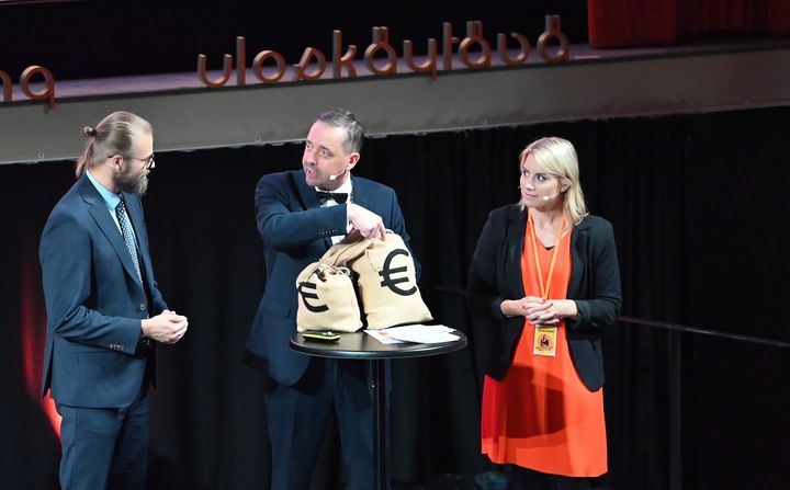 Valtiovarainministeriön budjettipäällikkö Mika Niemelä ja Telan Saara-Sofia Sirén analysoivat työeläkejärjestelmän ja valtiontalouden rajoja juontaja Riku Siivosen johdolla.