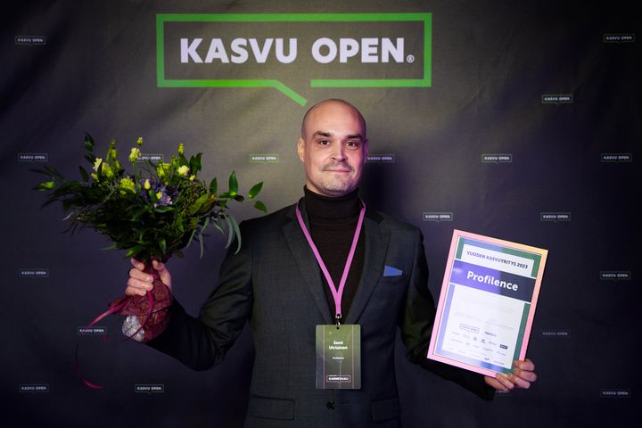 Kuvassa Vuoden kasvuyritys 2023 -tittelin vastaaottanut Profilencen toimitusjohtaja ja perustajajäsen Sami Utriainen.