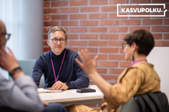 Kasvu Openin Kasvupolku on maksuton sparrausohjelma yrityksille, joilla on aitoa kasvu- ja kehitysintoa. Sparraus synnyttää konkreettisia kehitystoimia ja kontakteja yritysten kasvun ja kehittymisen moottoriksi.