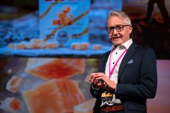 Jukolan Juuston toimitusjohtaja Markku Liias pitchaamassa Kasvu Open Karnevaalissa.