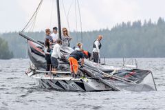 51. Päijännepurjehdus alkoi dramaattisesti, kun ennakkosuosikkieihin kuuluva Auvo joutui keskeyttämään ensimmäisen kääntöpisteen tuntumassa Karisalmen sillan lähellä.