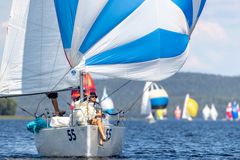Päijännepurjehdukseen osallistuvia purjeveneitä purjehtimassa spinaakkerilla myötätuulessa