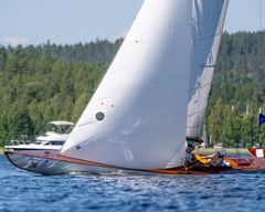 Kesän 2025 Päijännepurjehduksen vanhin vene on 1923 rakennettu saaristoristeilijä ”Rox-Mary”. Veneen kipparina purjehtii Heinolan Pursiseuran Juha Peltonen.