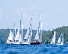 Päijännepurjehdus 2025 käynnistyi lauantaina Jyväskylän saaristokaupunginosan Säynätsalon edustalta kevyessä vastatuulessa. Kilpailuun ilmoittautui tänä vuonna 84 venekuntaa. Maali odottaa noin 65 merimailin päässä suurjärven eteläpään veneilykeskuksessa Padasjoella, jonne veneitä odotetaan sunnuntaiaamun aikana.