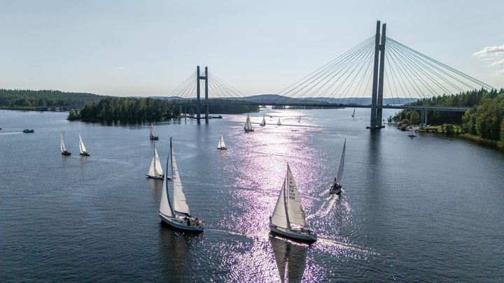 Poikkeuksellisen kevyttuulisen Päijännepurjehduksen rataa jouduttiin lyhentämään. Suurin osa venekunnista käytti purjehdukseen Säynätsalosta Kelventeen harjusaaren pohjoispäähän siirretylle maalilinjalle pitkälti yli 20 tuntia.