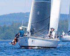 Kolmanneksi nopeimpina maalilinjan ylitti Jyväskylän Veneseuran Markku Pöyhösen Still 900 ”Accelerando”, jonka purjehdittu aika oli 21:35:06.