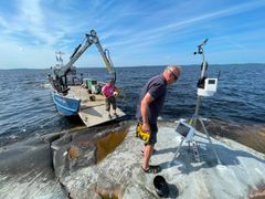 Pidä Saaristo Siistinä ry:n huoltoalus Roopetar asensi Päijänteen Tehinselälle heinäkuussa uuden ABO Energy Päijännepurjehdus -veneilysääaseman.