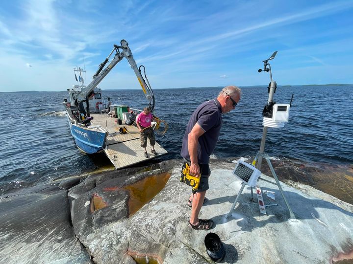 Pidä Saaristo Siistinä ry:n huoltoalus Roopetar asensi Päijänteen Tehinselälle heinäkuussa uuden ABO Energy Päijännepurjehdus -veneilysääaseman.