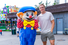 "On hienoa päästä jakamaan Stanley Cup -juhlahetki lasten ja nuorten kanssa juuri Linnanmäellä, joka on tuttu paikka omasta lapsuudestani", Anton Lundell kommentoi tulevaa vierailuaan.