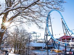 Talvinen näkymä Linnanmäen huvipuiston Taiga-vuoristoradasta, kirkas auringonpaiste vasemmalla.