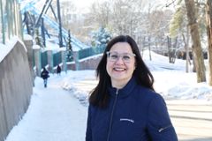 Linnanmäen huvipuiston toimitusjohtaja Satu Järvelä talvisella kävelytiellä Linnanmäen lähellä. Taustalla näkyy iso Taiga-vuoristorata.