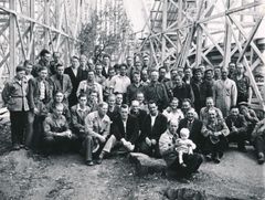 Harjannostajaisiin osallistuneiden ryhmäkuva Vuoristoradan juurelta vuodelta 1951, taustalla puinen Vuoristorata.