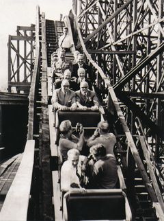 Presidentti Urho Kekkonen Vuoristoradan kyydissä kesällä 1966.