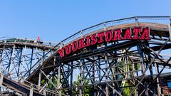 Puinen vuoristorata Linnanmäellä, punainen "Vuoristorata"-kyltti etualalla.