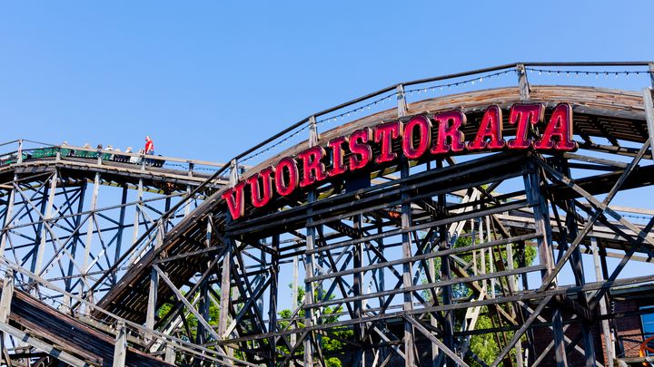 Puinen vuoristorata Linnanmäellä, punainen "Vuoristorata"-kyltti etualalla.