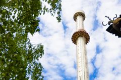 Kuva korkeasta Kingi-vapaapudotustornista Linnanmäellä.
