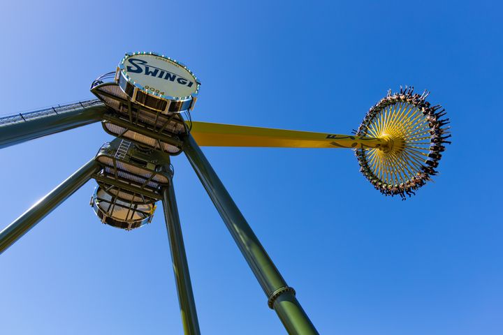 Kuva Linnanmäen Swingi-laitteesta kirkasta sinistä taivasta vasten.