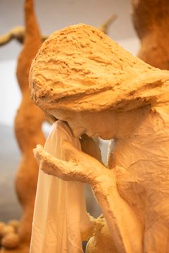 Edith Karlson, Hora Lupi / Vargtimmen: Sorgsna kvinnor, 2024. Foto: Finlands Nationalgalleri / Pirje Mykkänen