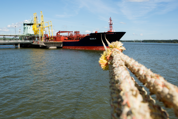 Suula-alus Kilpilahden satamassa vuonna 2013. Kuva: Neste Oyj.