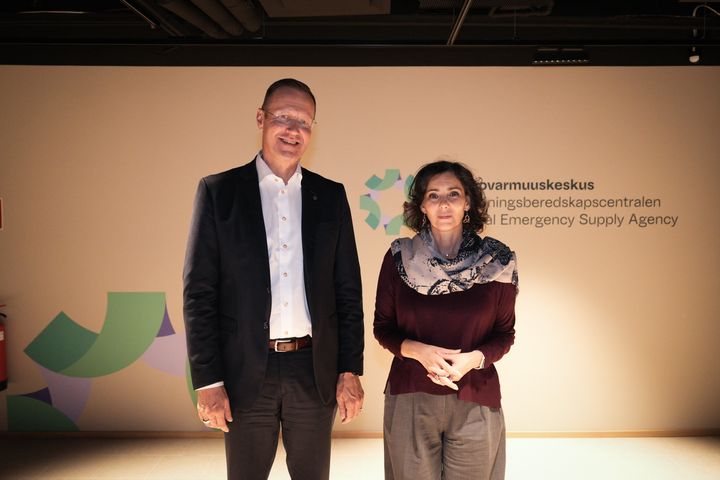 Huoltovarmuuskeskuksen toimitusjohtaja Janne Känkänen ja EU-komissaari Hadja Lahbib.