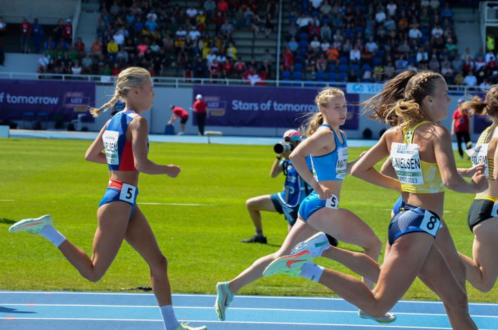 Juoksijoita juoksemassa Leppävaaran stadionilla Espoossa alle 23-vuotiaiden yleisurheilun EM-kisoissa kesällä.