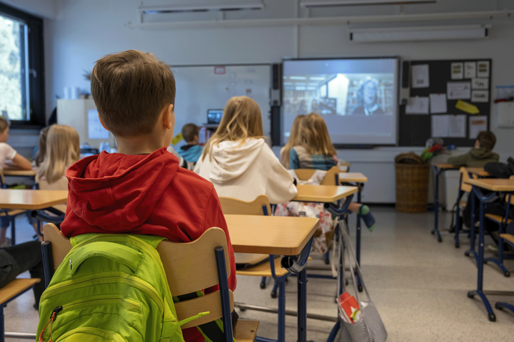 Lapset istuvat luokkahuoneessa.