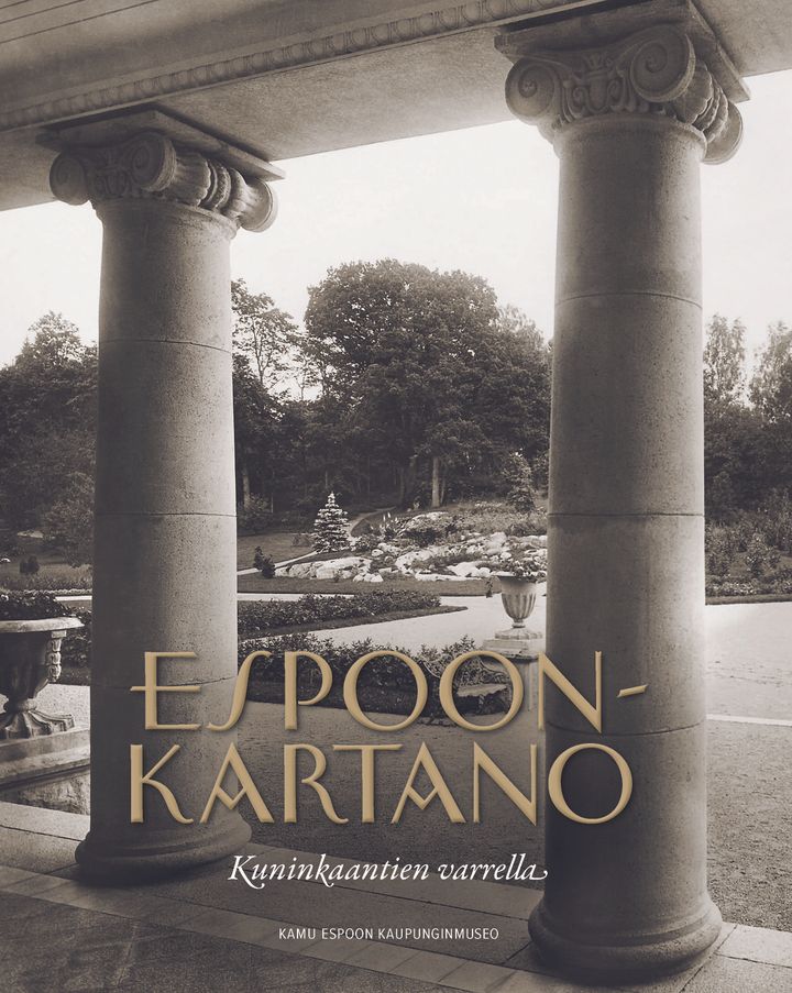 Kirjan kansi, jossa kuvassa olevan kartanon pylväiden päällä lukee kultaisin kirjaimin Espoonkartano - Kuninkaantien varrella.