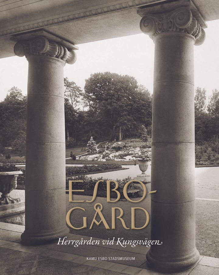 Pärmen av boken Esbogård herrgården vid Kungsvägen, namnet på boken med gyllene bokstäver.
