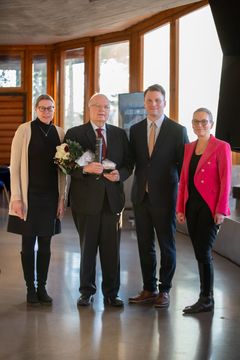 Kuvassa oikealta: Aalto-yliopiston provosti Kristiina Mäkelä, Aalto-yliopiston professori ja Espoo Ambassador 2023 Peter Lund, Visit Espoon matkailujohtaja Miikka Valo ja Enter Espoo Oy:n toimitusjohtaja Jaana Tuomi.