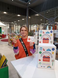 Kirjastoneuvoja Jenna Nokkala vaaliuurnan äärellä valmiina toimimaan vaalivirkailijana.