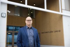 Matinkylän lukion rehtori Harri Henttonen seisoo lukion pääoven edessä ulkona.