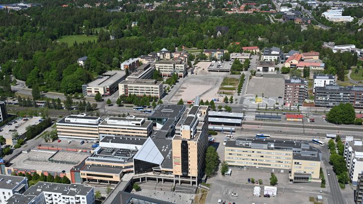 Kuvan keskellä on Espoontorin kauppakeskus. Sen takana kulkee junarata, ympärillä on kerrostaloja ja kauempana näkyy metsää.