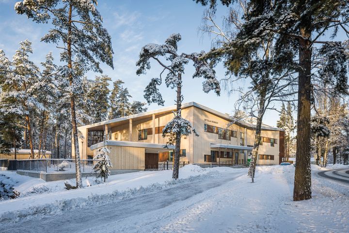 Metsolan päiväkoti i ett snörikt landskap.