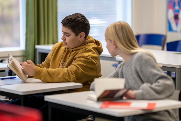 Espoolaisia yläkoululaisia luokkahuoneessa