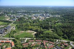 Etualalla pientaloasutusta, taustalla tiiviimmin rakennettu kaupunkikeskus.