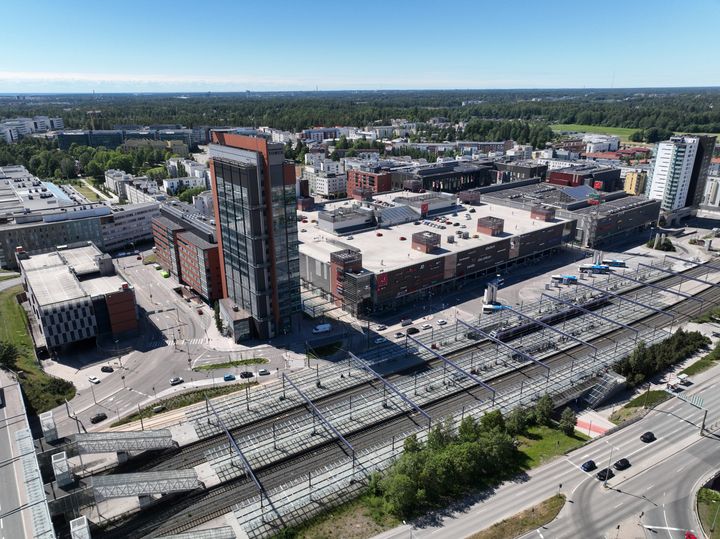 Flygfoto över köpcentret Sello, med tågspåren i förgrunden.