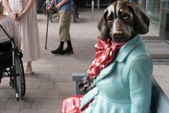 En skulptur som ser ut som en blandning av hund och människa.