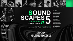 Alt-text: SoundScapes #5 festivaalin juliste Espoon Louhisalissa 2.-3.5. Musta tausta, valkoista ja vihreää tekstiä. Hahmoja soittamassa instrumentteja ylhäällä.