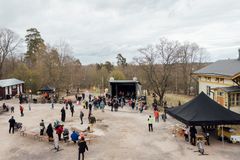 Kulttuurikeskus Auroran pihapiiri kuvattuna ylhäältä, rakennuksia ja ihmisiä.