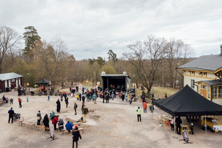 Kulttuurikeskus Auroran pihapiiri kuvattuna ylhäältä, rakennuksia ja ihmisiä.