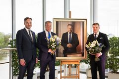 Kai Mykkänen, Jukka Mäkelä ja Markku Järvelin Jukka Mäkelän katsovat kohti kameraa ja seisovat Jukka Mäkelän muotokuvan vieressä.