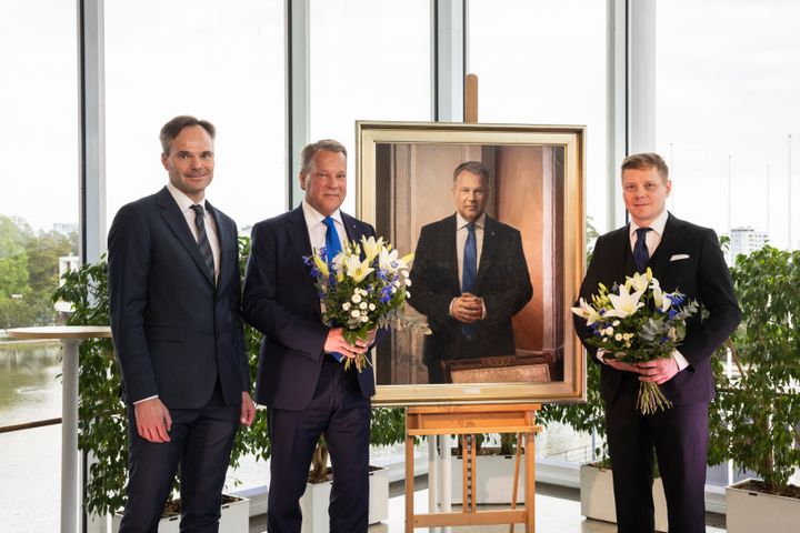 Kai Mykkänen, Jukka Mäkelä ja Markku Järvelin Jukka Mäkelän katsovat kohti kameraa ja seisovat Jukka Mäkelän muotokuvan vieressä.