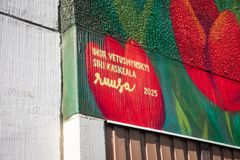 Seinämaalauksen tekijöiden allekirjoitukset. Ihor Vetushynskyi, Siri Kaskeala ja Ruusa.