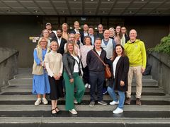 Kulttuuri- ja nuorisolautakunnan jäsenet ryhmäkuvassa valtuustotalon portailla.