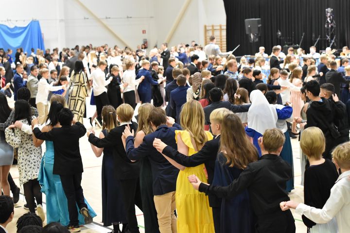 Arkivbild från sjätteklassarnas självständighetsfest från år 2023. Eleverna dansar.