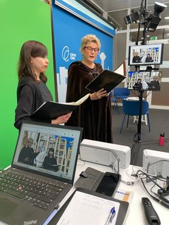 Kaksi henkilöä studiossa juontamassa.