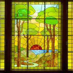 Keltavihreä lasimaalaus, jossa onka päällä on ruudukko.