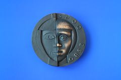 Taiteilija Kauko Räsäsen suunnittelema pronssinen Espoo-mitali.